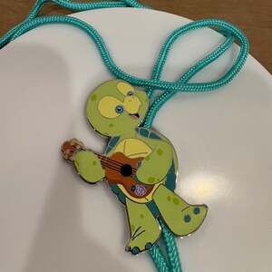 D23 Expo Disney Bolo WDI Aulani Duffy & Friends Olu Mel Turtle Lanyard